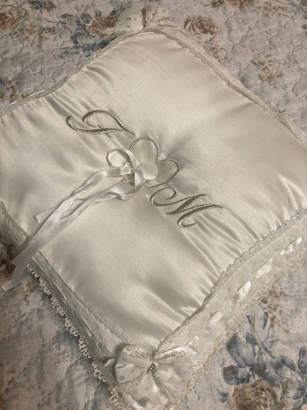 Cuscino Portafedi in Raso Bianco con Iniziali Ricamate in Argento — Fatto a Mano