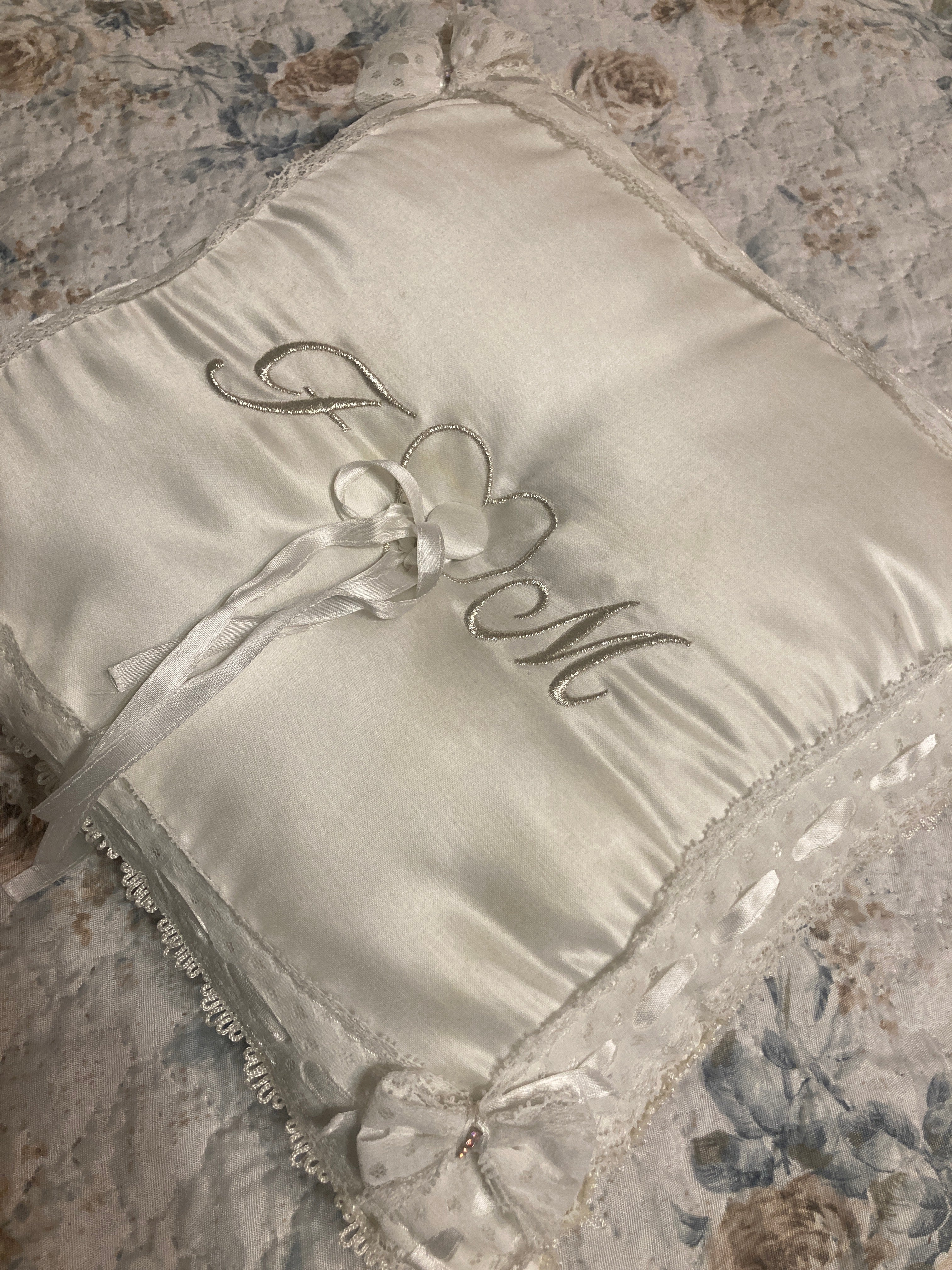 Cuscino Portafedi in Raso Bianco con Iniziali Ricamate in Argento — Fatto a Mano