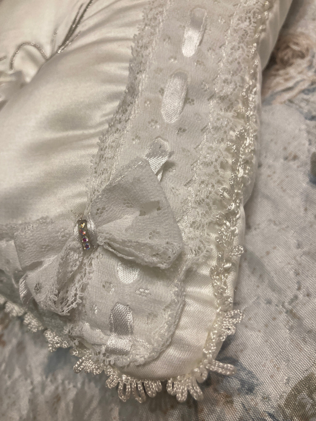 Cuscino Portafedi in Raso Bianco con Iniziali Ricamate in Argento — Fatto a Mano