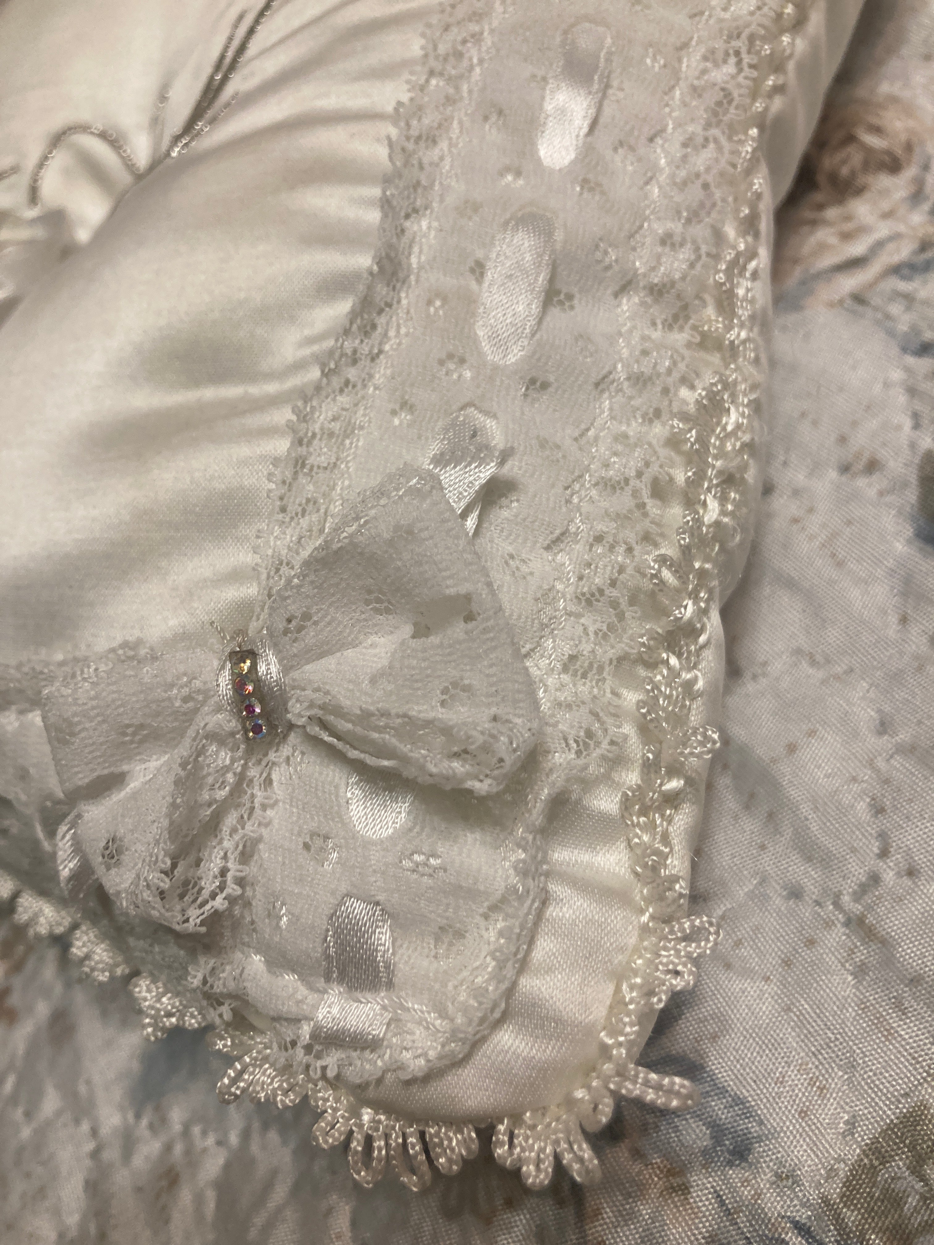Cuscino Portafedi in Raso Bianco con Iniziali Ricamate in Argento — Fatto a Mano